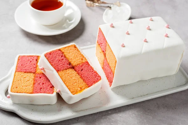 Traditionell Brittisk Battenberg Tårta Skivad Och Serveras Med Kopp — Stockfoto