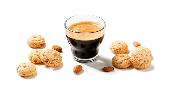 Kopp Med Svart Kaffe Med Amaretti Cookies Isolerad Vit Bakgrund — Stockfoto
