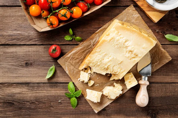 Parmezaanse Kaas Kaasmes Houten Tafel Bovenaanzicht — Stockfoto