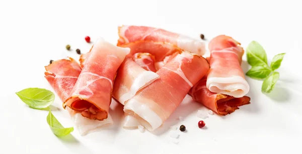 Tranches Prosciutto Savoureux Avec Des Feuilles Basilic Des Épices Sur — Photo