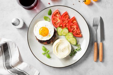 Yağda yumurta, patates püresi ve domates dilimli sulu biftek. en üstteki görünüm