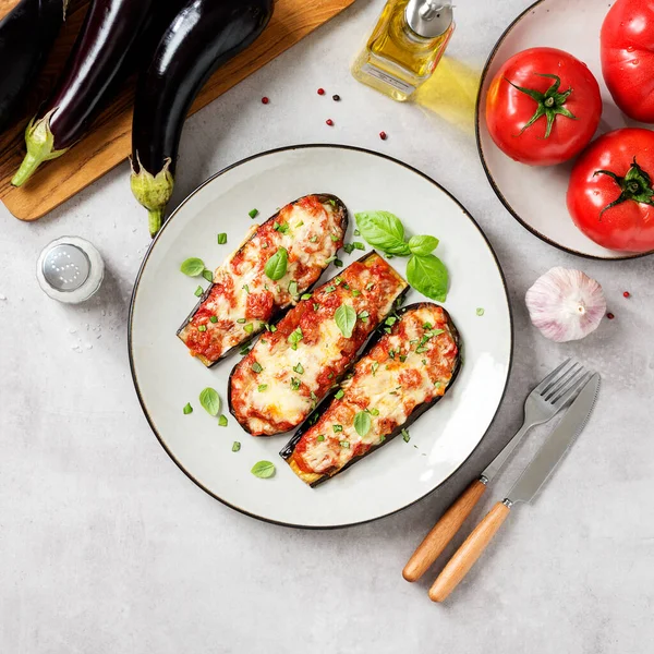 Baked Eggplant Mozzarella Cheese Chopped Tomatoes Fresh Basil Leaves Vegetarian — Stock Photo, Image