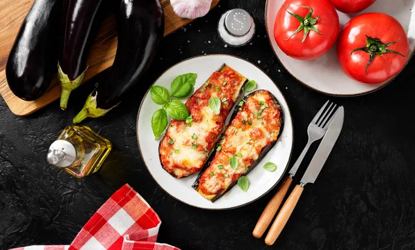 Baked Eggplant Mozzarella Cheese Chopped Tomatoes Fresh Basil Leaves Vegetarian — Stock Photo, Image