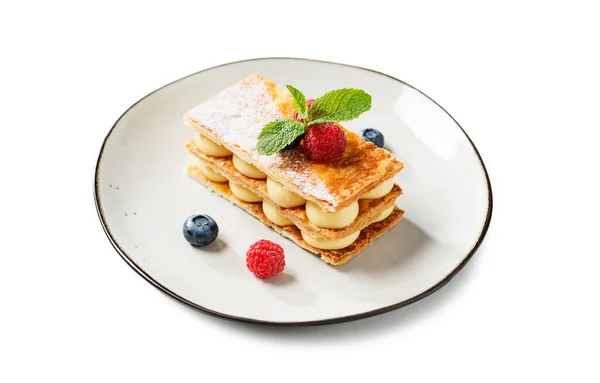 Klassisches Französisches Dessert Millefeuille Mit Vanillecreme Und Frischen Beeren Isoliert — Stockfoto