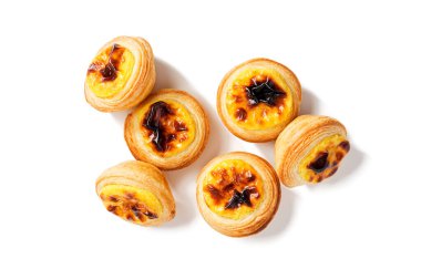 Geleneksel Portekiz yumurtalı tart tatlısı Pastel de nata. Beyaz arkaplanda izole edilmiş, üst görünüm