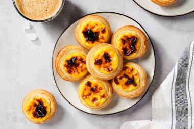 Geleneksel Portekiz yumurtalı tart tatlısı Pastel de nata. en üstteki görünüm