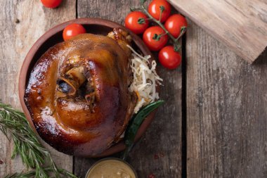 Sebzeler, lahana turşusu, hardal ve taze sebzelerle dolu ahşap bir arka planda Eisbein. Boş alan. Yukarıdan görüntüle.