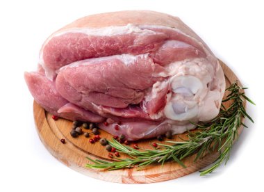 Beyaz arka planda biberiyeli ve biberiyeli çiğ domuz budu. Yakın plan..