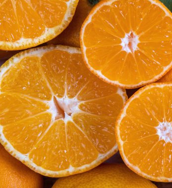 Olgun sulu mandalinalar, yakın plan kesilmiş..