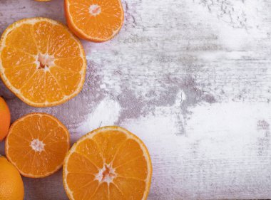 Ahşap bir arka planda kesilmiş olgun mandalinalar. Sağ tarafta boş alan.