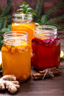 Nane, deniz dikenli, kızılcık ve portakallı meyve ve böğürtlen. Yakın plan..