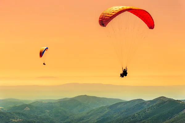 Duo paragliding flight — Stock Photo, Image