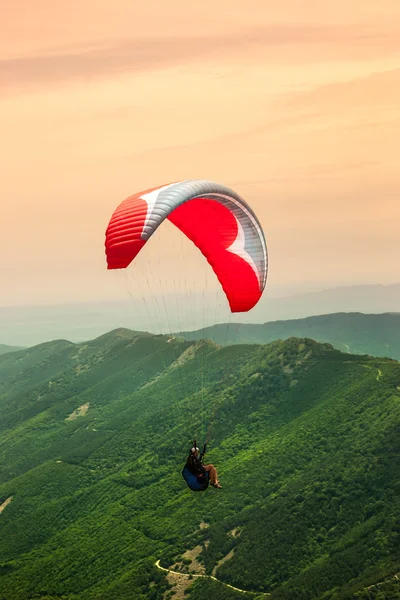 Gleitschirmfliegen solo — Stockfoto