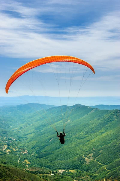 Solo yamaç paraşütü uçuş