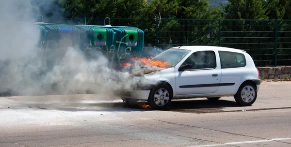 Yanan araba açık depo