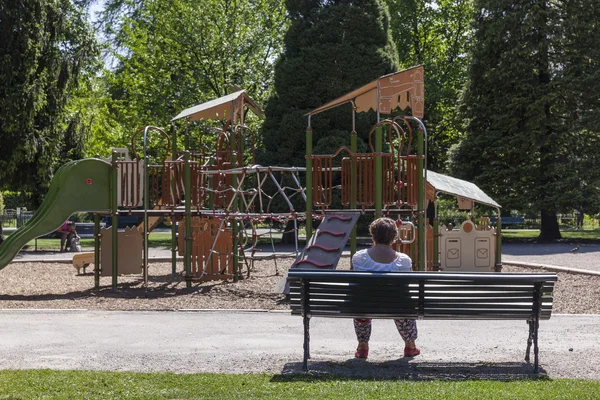 Kadının bir oyun alanı önünde