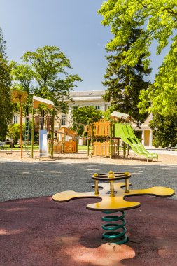 Bir parkta çocuk için sarı oyunu