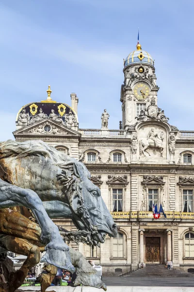 At heykeli önce Lyon Belediye Binası — Stok fotoğraf