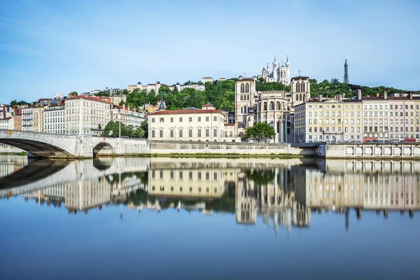 Vista do rio Soane com catedrais Saint-Georges e Fourviere em — Fotografia de Stock
