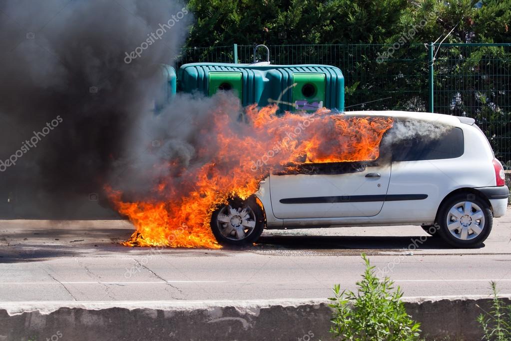 Samochód z dużym płomienie — Zdjęcie stockowe ©
