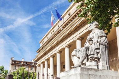 Aix en Provence heykeli ile ünlü mahkeme