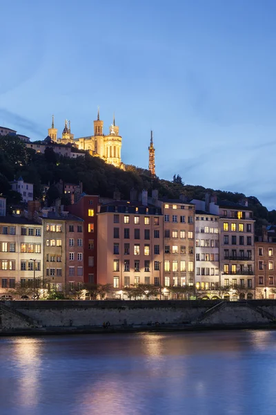 Catedral Fourviere con vistas a la soane en la ciudad de Lyon por la noche — Foto de Stock