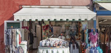 Burano Adası üzerinde alışveriş