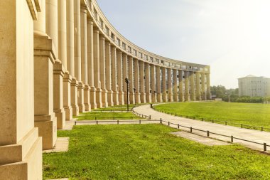 Avrupa Montpellier'deki sabah güneş tarafından aydınlatılmış Meydanı
