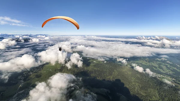 Two-seater paraglider above the clouds — Stock Photo, Image