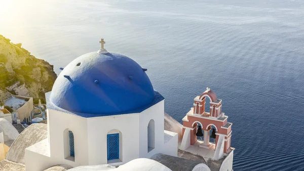 Sol em uma cúpula azul em Oia — Fotografia de Stock