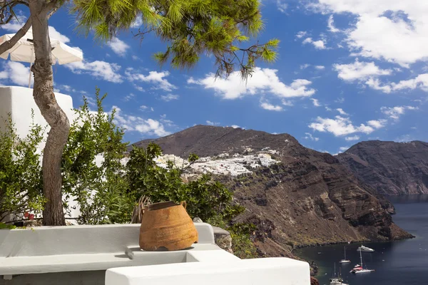 Velho vaso quebrado com uma árvore em Santorini — Fotografia de Stock