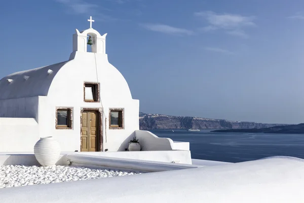 Igreja branca típica em Santorini — Fotografia de Stock