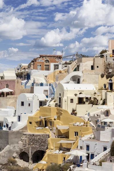 Casas típicas sob as nuvens em Oia — Fotografia de Stock