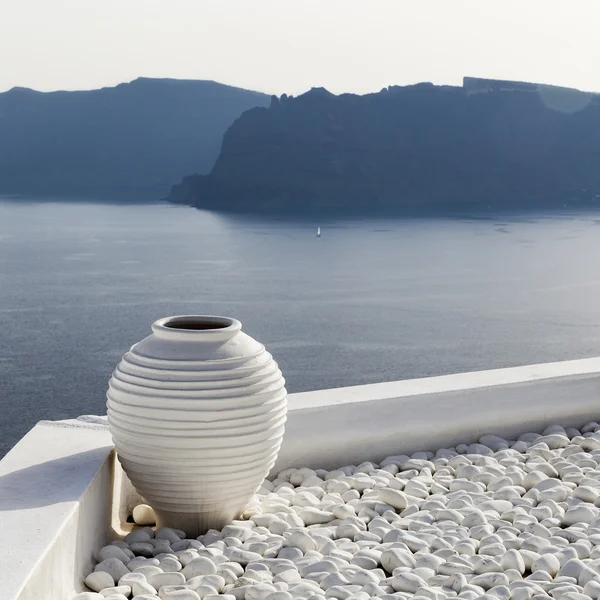 Jarrón blanco con guijarros en la azotea de Santorini — Foto de Stock