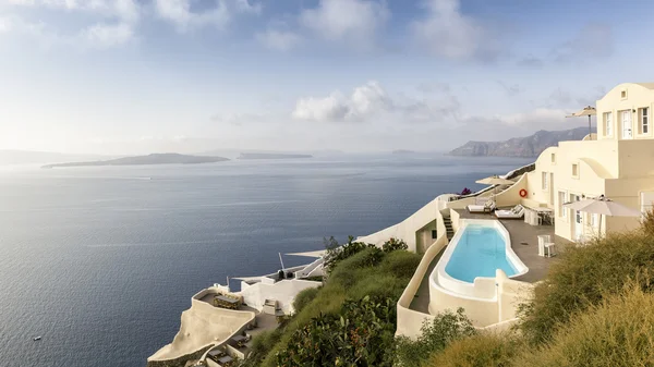Villa med pool och utsikt över calderan — Stockfoto