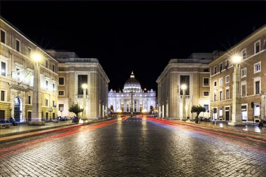 Vatikan'ın gece Öndeki araba kırmızı ışıklar