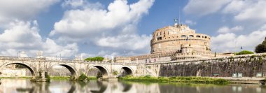 Köprü ve kale Sant Angelo Roma'da manzarayı