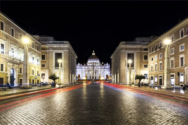 Luces rojas en el frente nocturno del Vaticano — Foto de Stock