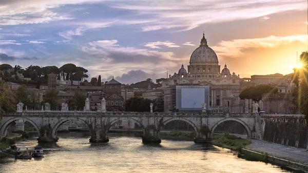Klassieke weergave van de koepel van het Vaticaan bij zonsondergang — Stockfoto
