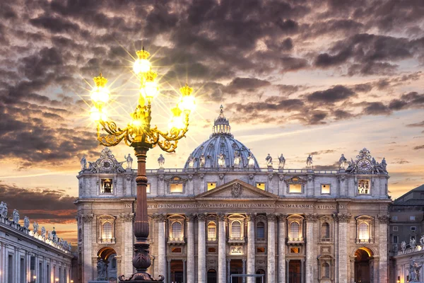 Basilica Aziz Pietro önünde zemin lambası
