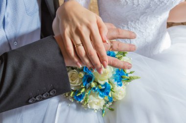 Gelin ve damat ile halkaları tutan eller