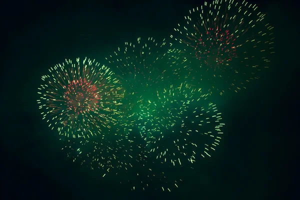 Vakantie vuurwerk in de nachtelijke hemel — Stockfoto