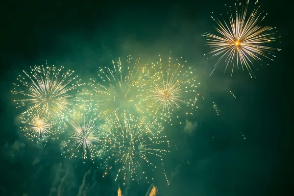 Fuegos artificiales de vacaciones en el cielo nocturno —  Fotos de Stock