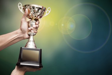 el kadar bir Altın Kupa tutarak