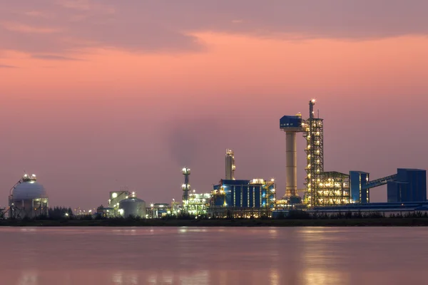 Panorama z ropné rafinerie s odleskem, Petrochemické závody — Stock fotografie