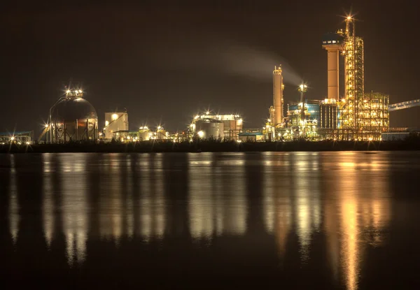 Panorama der Ölraffinerie mit Spiegelung, petrochemische Anlage Stockbild