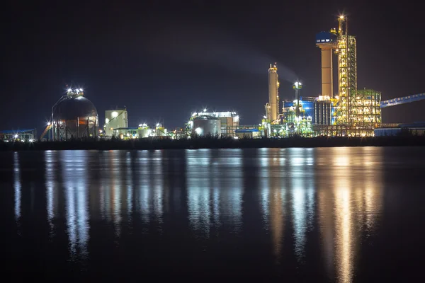 Panorama der Ölraffinerie mit Spiegelung, petrochemische Anlage lizenzfreie Stockbilder