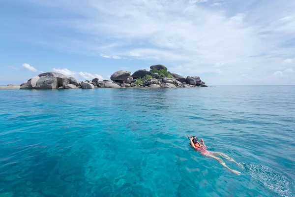 Frau schnorcheln auf ähnliche Insel .andaman Meer Thailand, ideal für viele Fische und Korallen zu entdecken lizenzfreie Stockbilder