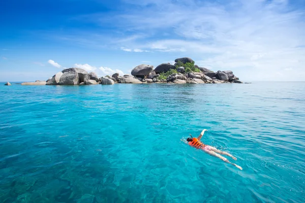 Frau schnorcheln auf ähnliche Insel .andaman Meer Thailand, ideal für viele Fische und Korallen zu entdecken lizenzfreie Stockfotos
