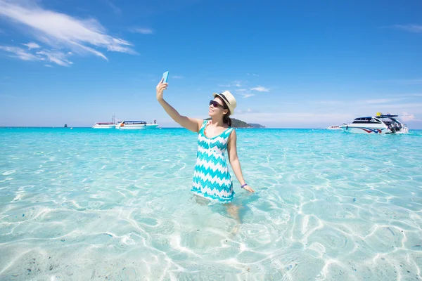 Frau macht Selfie im Urlaub am Meer. Stockfoto